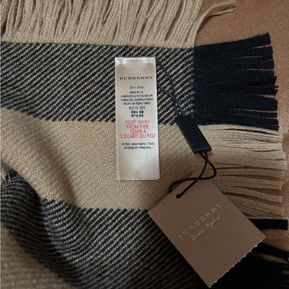BURBERRY SCARF 230X25CM NWT
100% WOOL - Picture 5 of 9